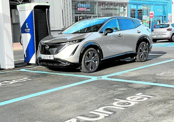 El Nissan Ariya en una estación de carga de Zunder.