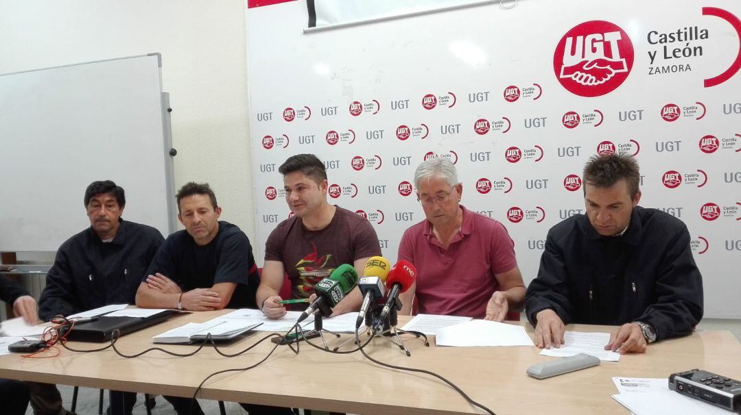 La rueda de prensa de FSP de UGT junto a los miembros del cuerpo de bomberos