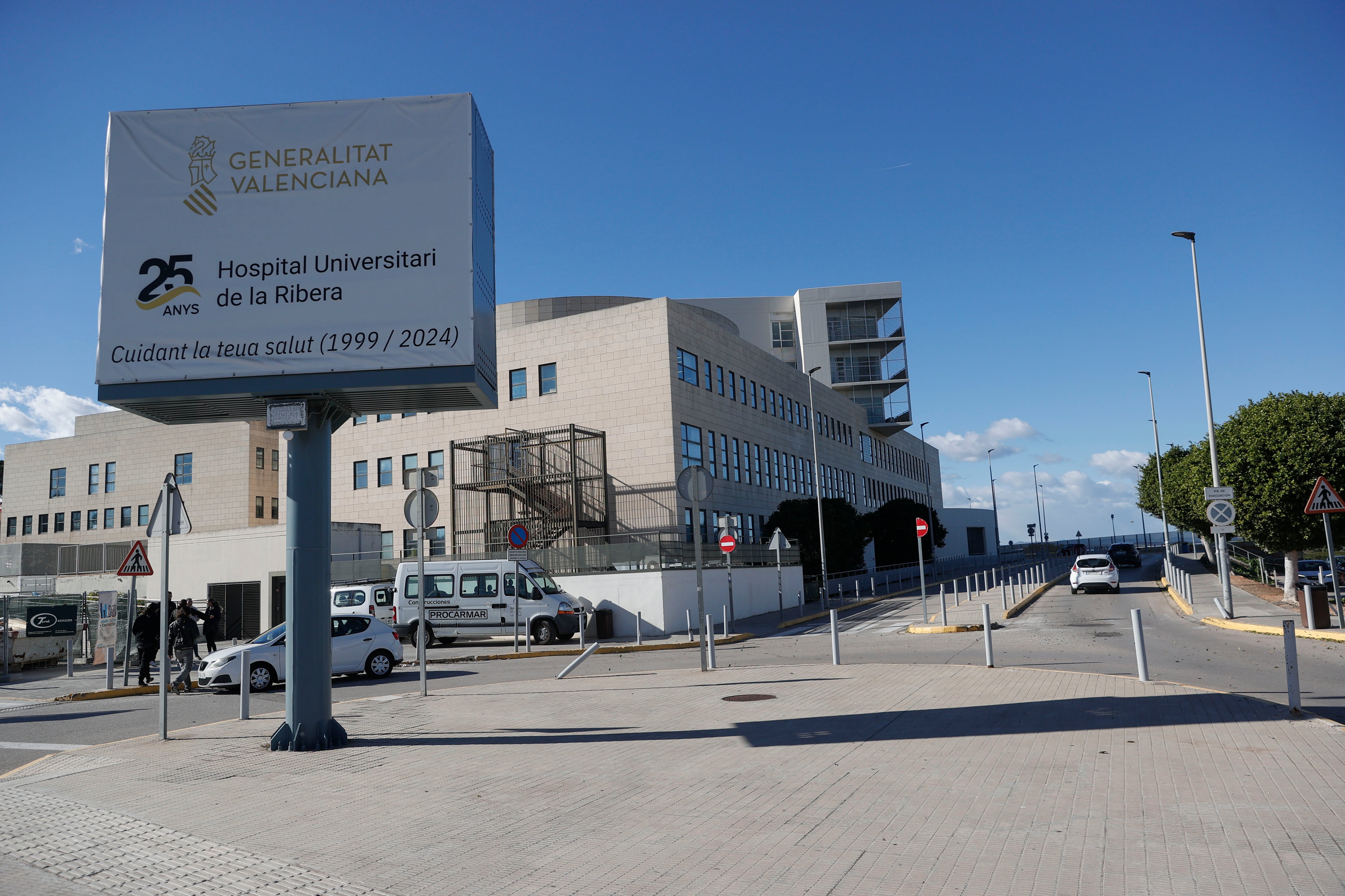 Hospital de la Ribera, donde una niña de seis años ingresó en parada cardiorrespiratoria, tras haber sido atendida previamente esa misma mañana en una clínica dental privada. 