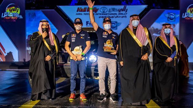 Carlos Sainz y Lucas Cruz, celebrando la victoria en Arabia Saudí