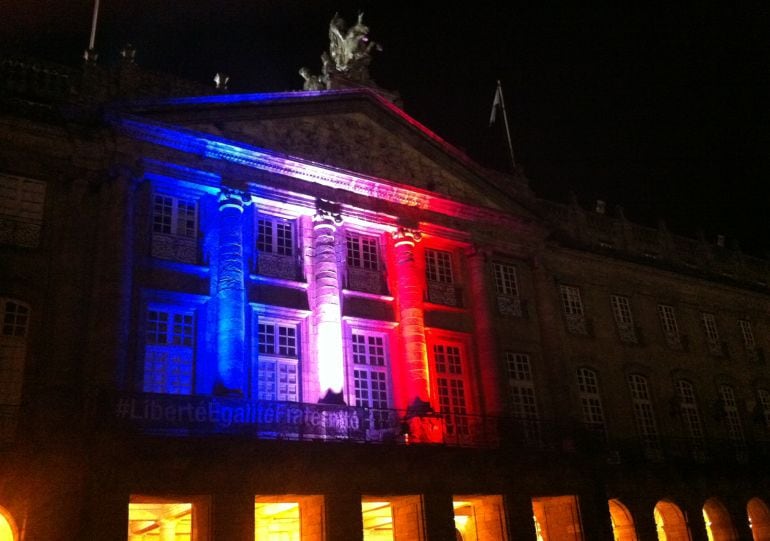 La bandera francesa proyectada sobre la fachada del pazo de Raxoi en la plaza del Obradoiro en Santiago