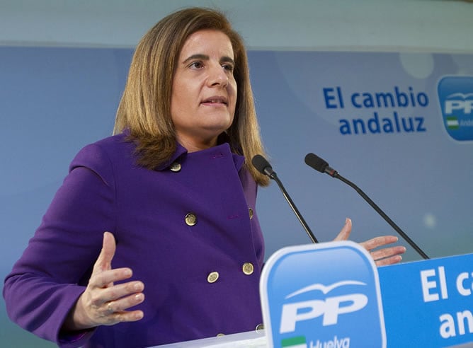 La ministra de Empleo y Seguridad Social, Fátima Báñez, durante su intervención en el Foro de la Mujer organizado por el PP de Huelva, esta noche en un conocido hotel onubense