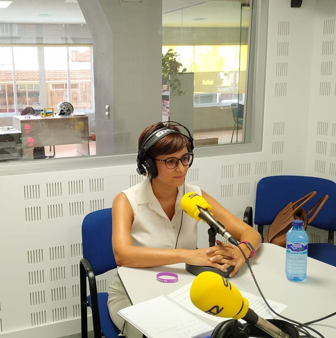 Isabel Rodríguez, en los estudios de Radio Puertollano Cadena SER