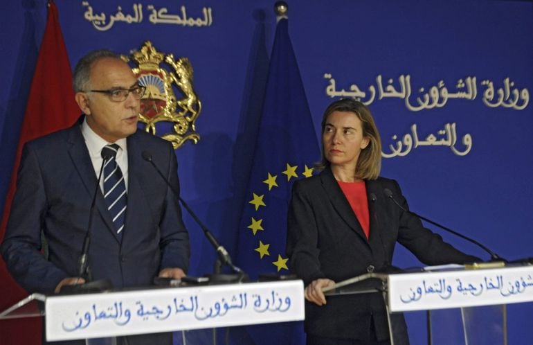 El ministro marroquí de Asuntos Exteriores, Salaheddine Mezouar (i), y la jefa de la diplomacia europea, Federica Mogherini (d), dan una rueda de prensa en Rabat, Marruecos
