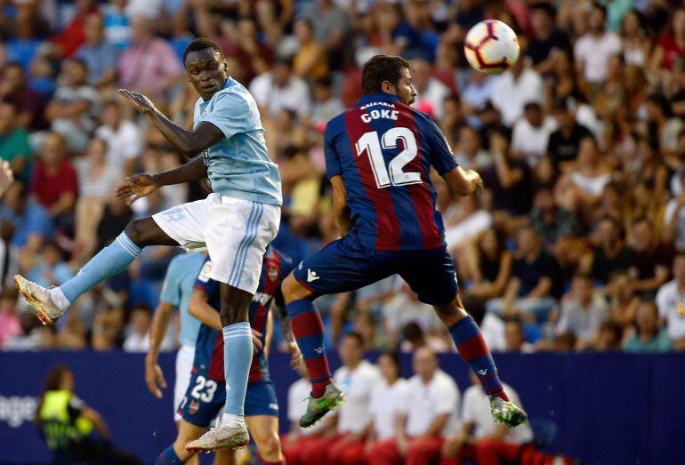 El delantero danés del Celta de Vigo, Pione Sisto y el defensa del Valencia, Jorge Andújar Moreno &quot;Coke&quot; 