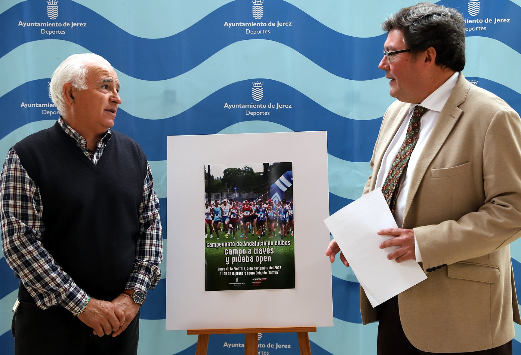 José Ángel Aparicio, delegado de Deportes, y Juan Fernández, delegado provincial de la Andaluza de Atletismo.