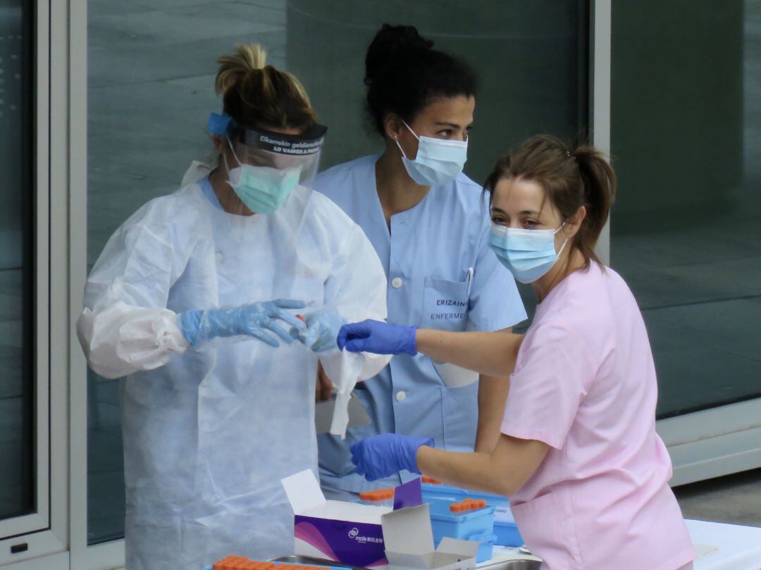 Sanitarias realizan test PCR a conductores de vehículos en un parking