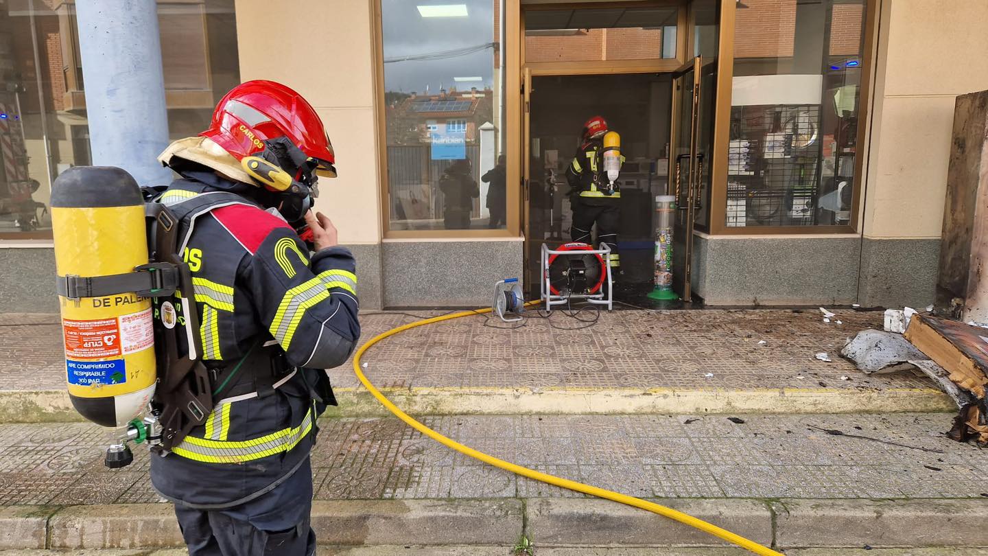 Imagen de la intervención de los bomberos en el incendio en un establecimiento comercial de Saldaña