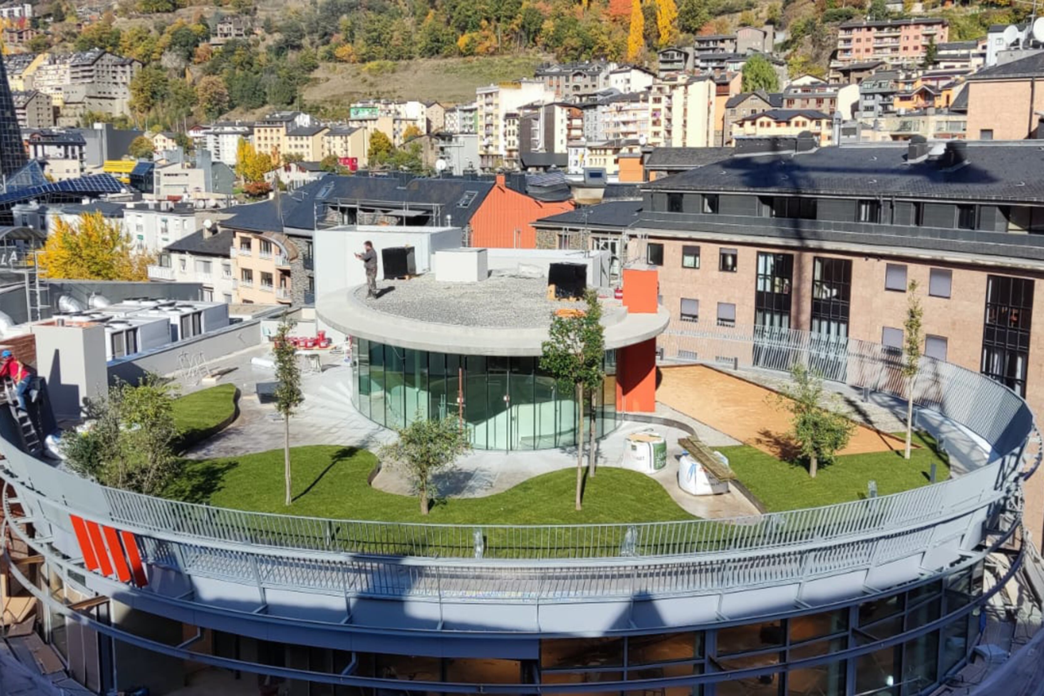 Vistà aèria de la llar de jubilats d&#039;Escaldes ja reformada al Prat Gran.