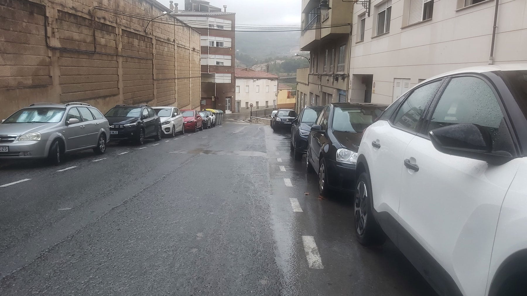 La calle Calderón en la tarde del martes, una de las vías en las que la lluvia ha presentado problemas