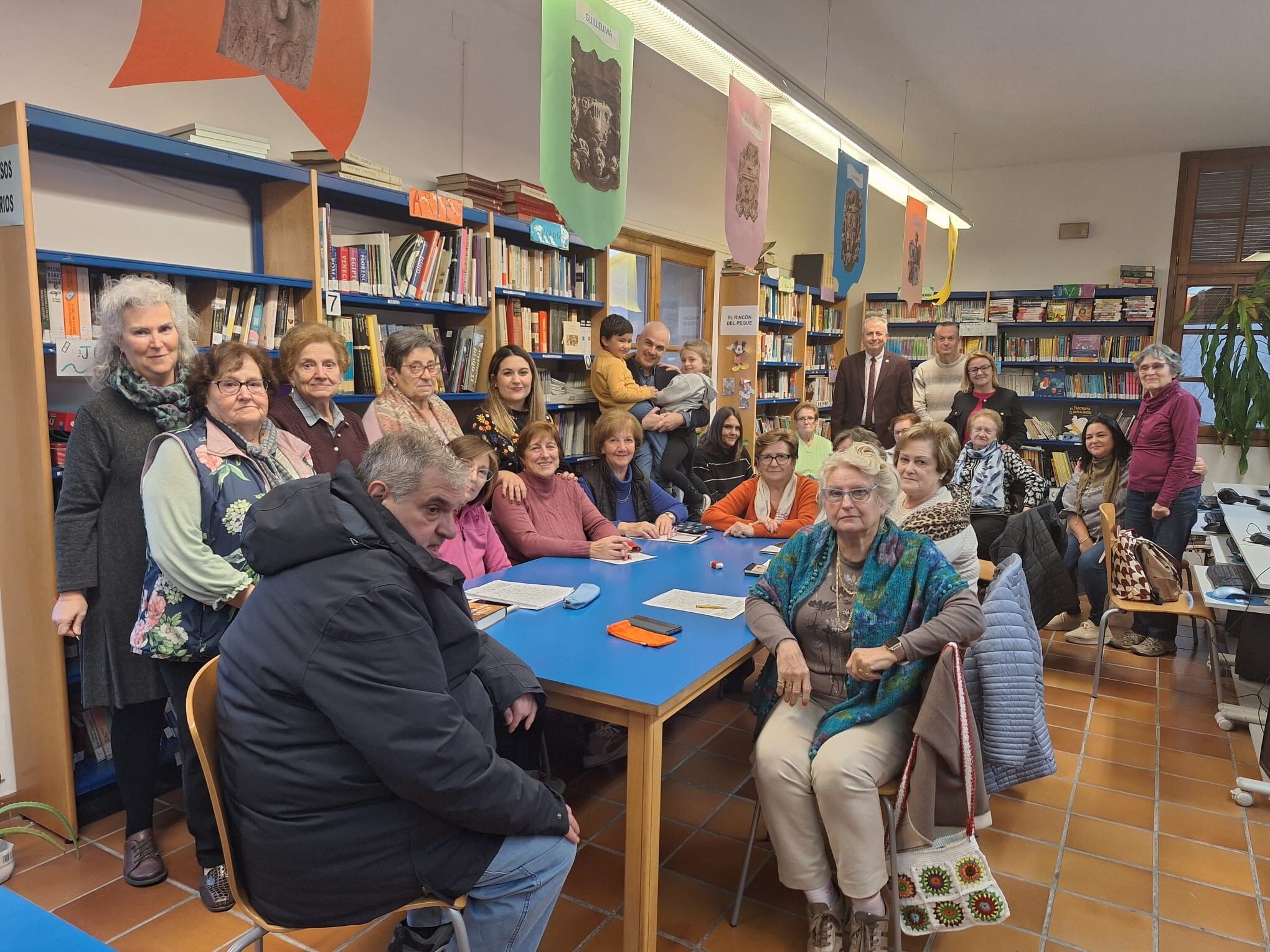 Carlos Campo con los usuarios de la biblioteca de Fonz