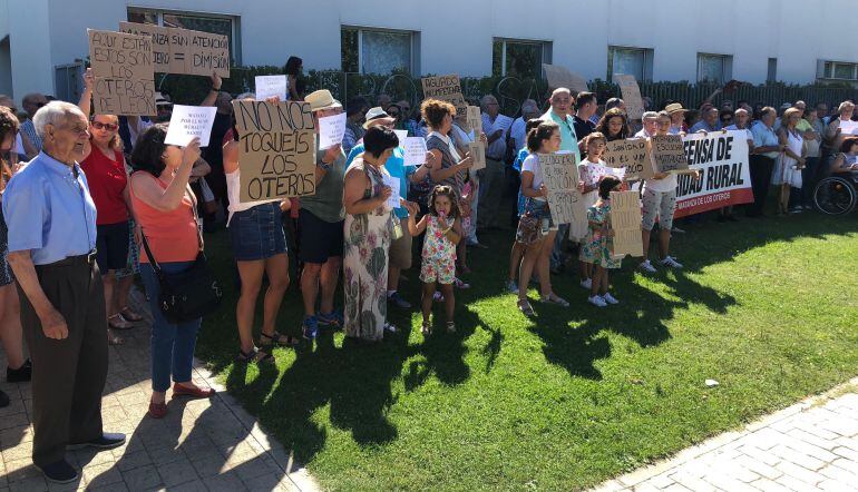 Protesta ante el centro de salud de Valencia de don Juan