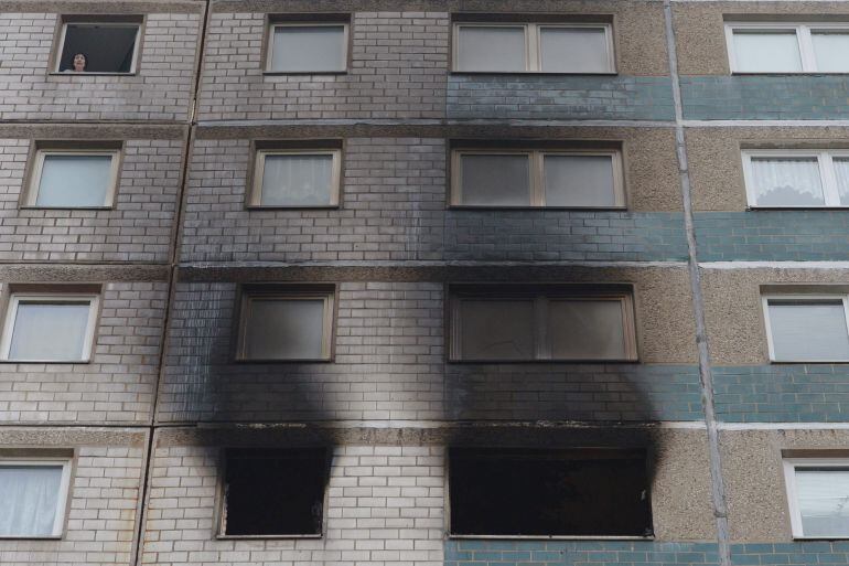 LEI105. Halle (Germany), 29/11/2014.- The windows of a burned out appartment of a 10-storey residential high-rise building in Halle, Germany, 29 November 2014. Three people died in a fire, which broke out in the early morning hours at a residential building in Halle. (Incendio, Alemania) EFE/EPA/PETER ENDIG