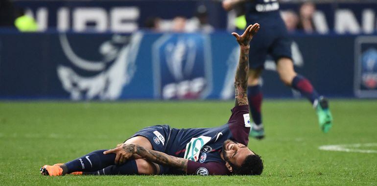 Dani Alves pide el cambio tras sufrir dicha lesión en la final copera de Francia