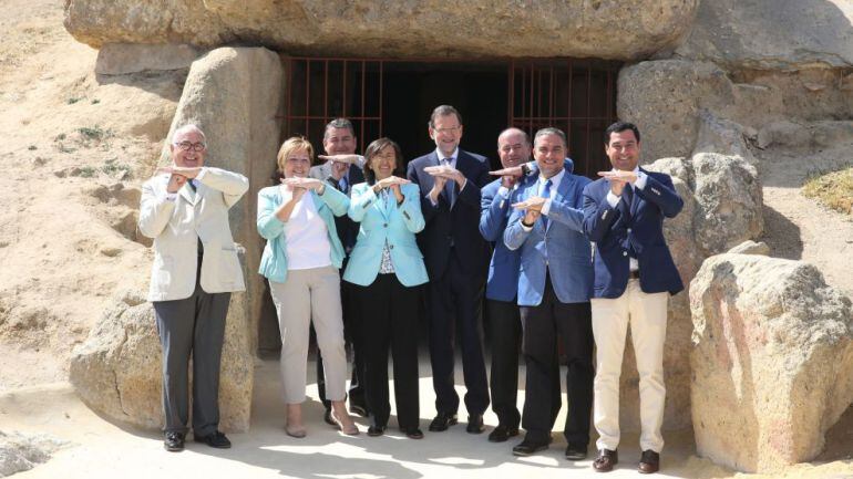 Una de las visitas de la consejera de Cultura, Rosa Aguilar, junto al presidente del Gobierno en funciones, Mariano Rajoy, en los Dólmenes de Antequera (Málaga)