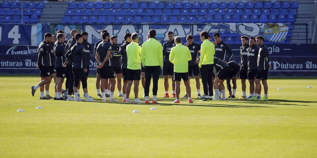 La plantilla del Málaga, durante un entrenamiento del primer equipo