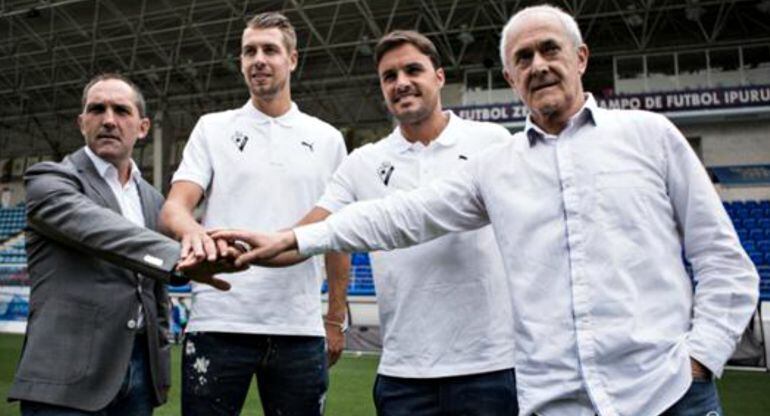 Lejeune y Pedro Leon posan junto a Fran Garagarza y Mikel Larrañaga