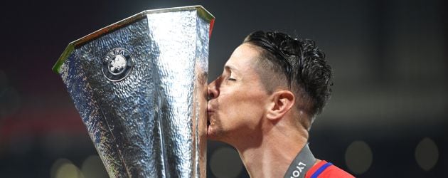 Fernando Torres besa el trofeo de la Europa League