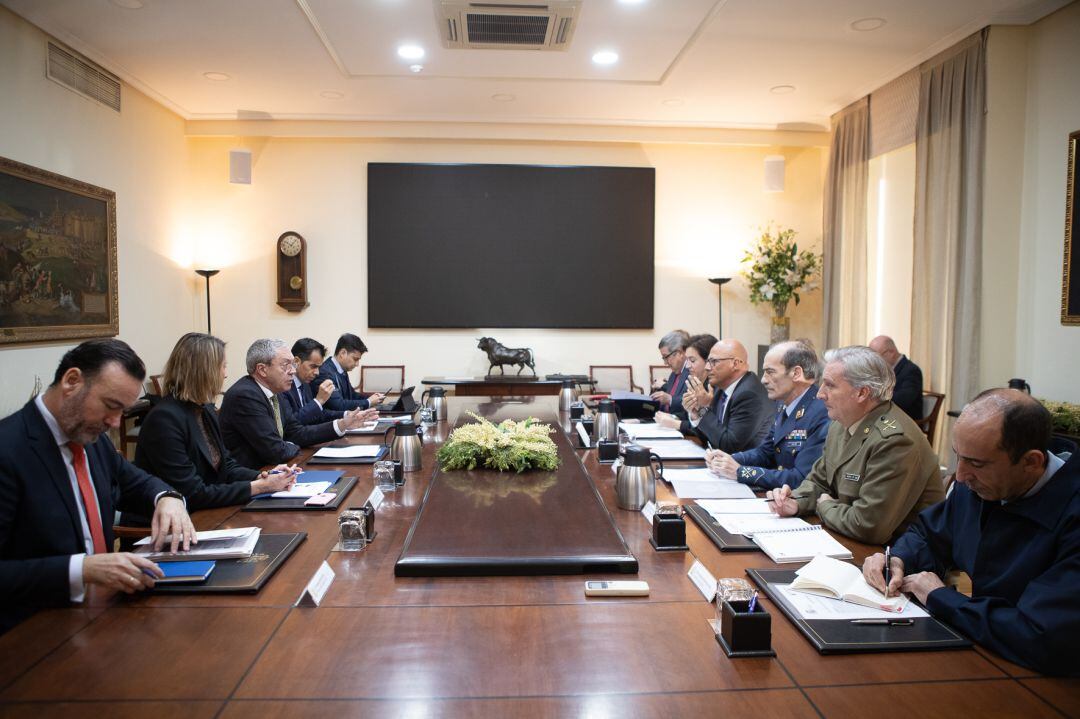 Reunión del consejero de Economía, Rogelio Velasco, con el secretario de Estado de Defensa, Ángel Olivares. 