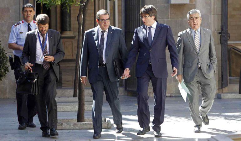 El director dels Mossos d'Esquadra, Albert Batlle; el Conseller d'Interior, Jordi Jané; el President de la Generalitat, Carles Puigdemont; y el secretari d'Interior, Cesar Puig a la reunió d'avui pels atemptats a Niça.