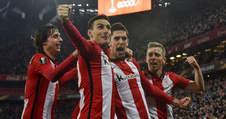 El delantero del Athletic Club Sabin Merino (2d) celebra con sus compañeros Ander Iturraspe (i), Aritz Aduriz (2i) e Iker Muniain la consecución del primer gol de su equipo ante el Olympique de Marsella, en partido de vuelta de octavos de final de Liga Eu