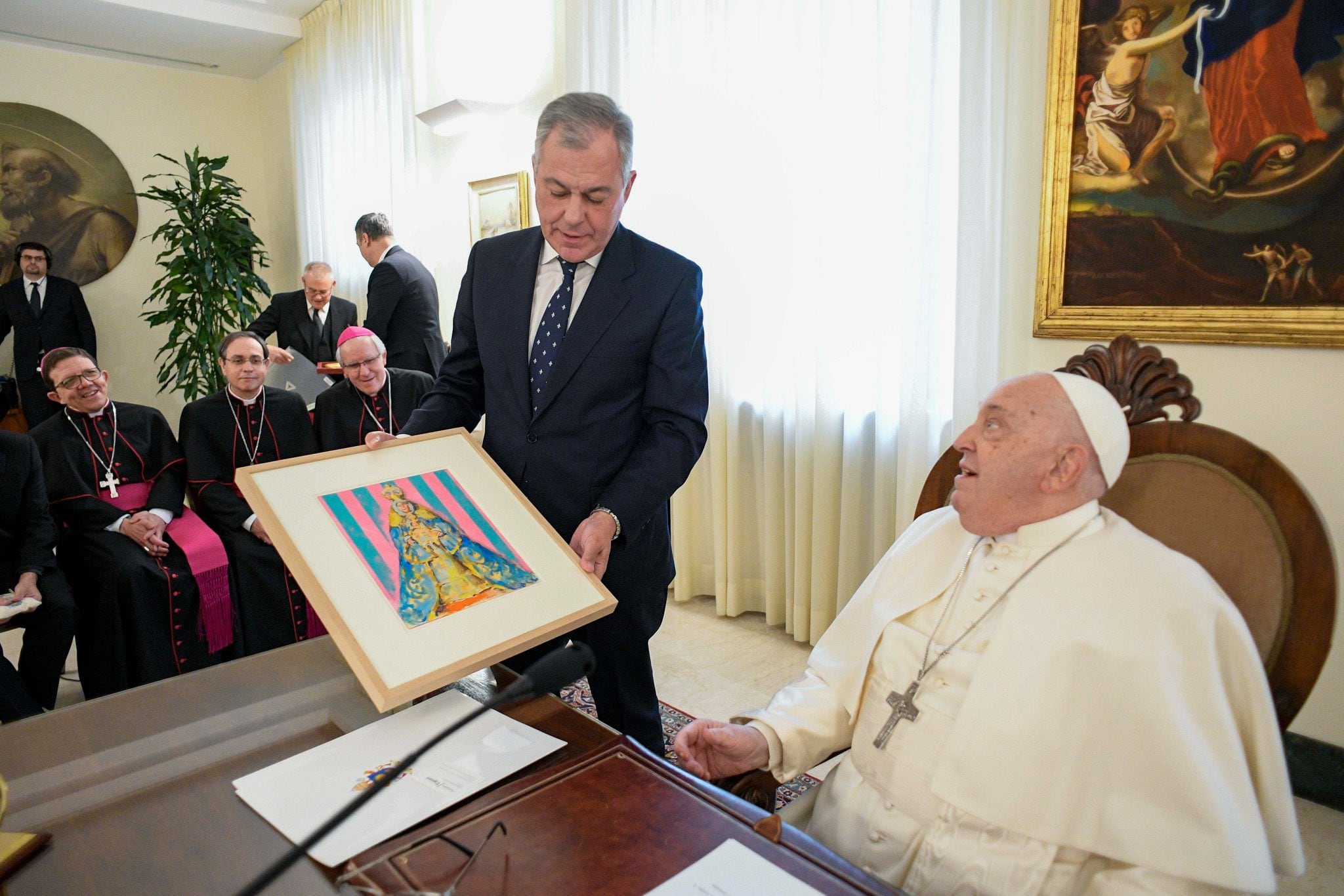 El alcalde de Sevilla entrega un cuadro con la Virgen de los Reyes al Papa Francisco