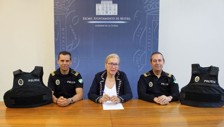 La concejala de seguridad, Mari Ángeles Escamez, presenta junto a Jose Luis Rojas, subinspector de la policia local y Jose Manuel Rodriguez Torres, inspector jefe, los nuevos chalecos antibalas
