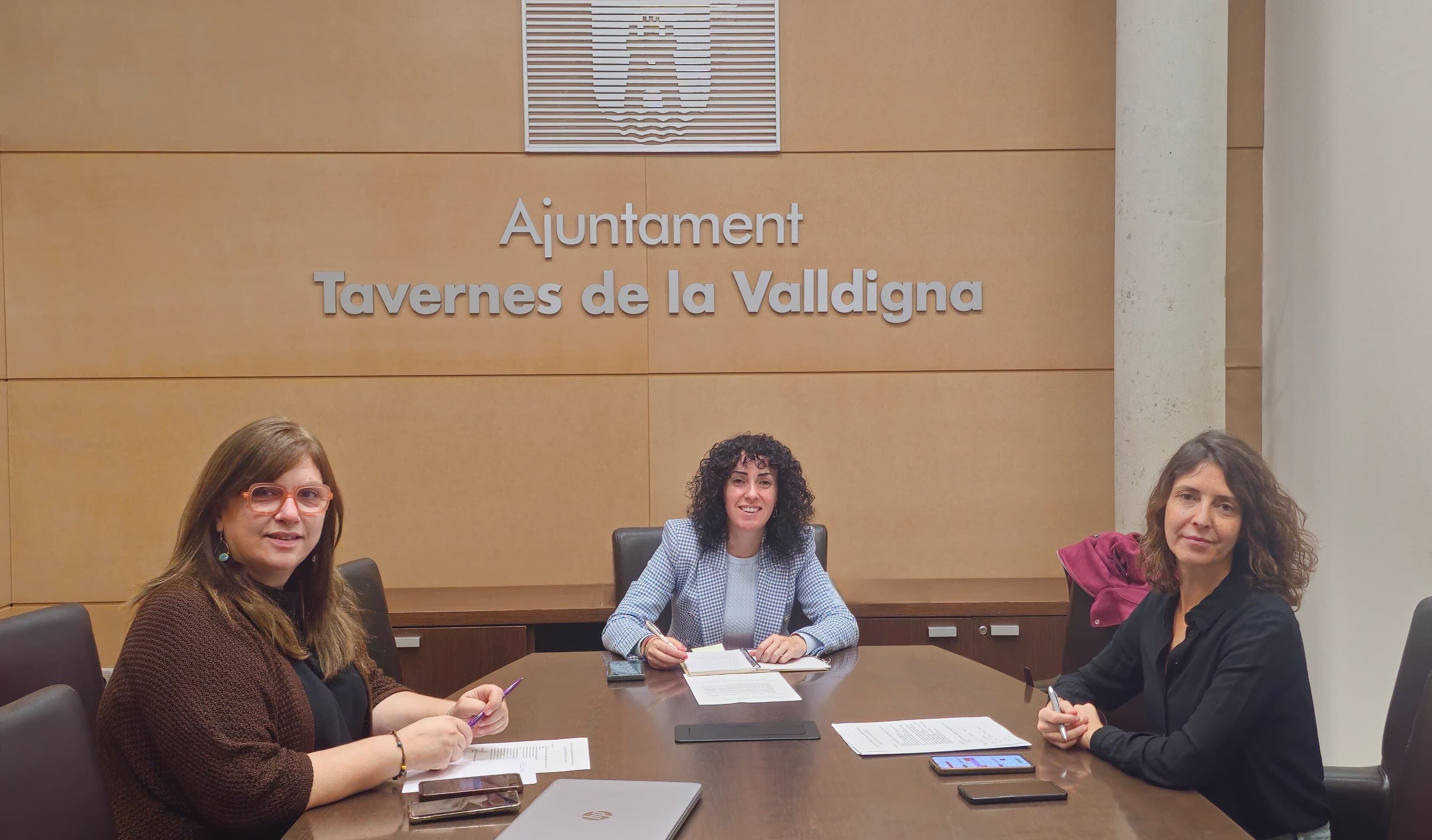 Reunión entre la alcaldesa vallera, Lara Romero; la concejala de Educación, Encar Mifsud; y Carme Melo, directora de la sede de Gandia de la Universitat de València.