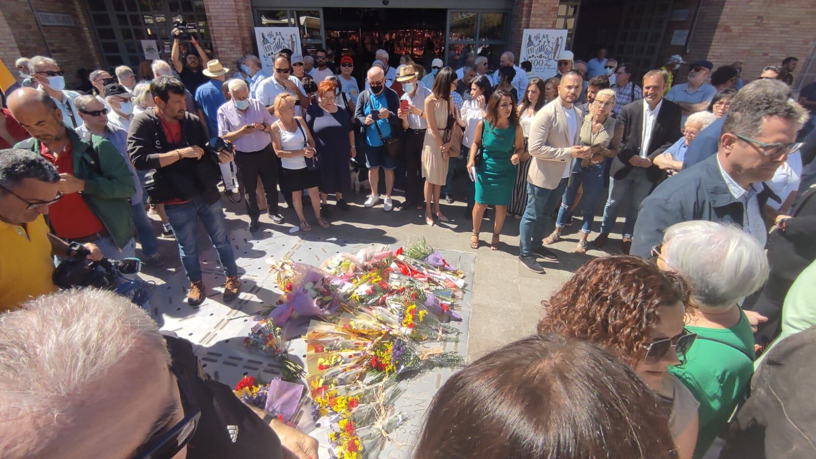Ofrenda de flores en el memorial de la plaza 25 de Mayo