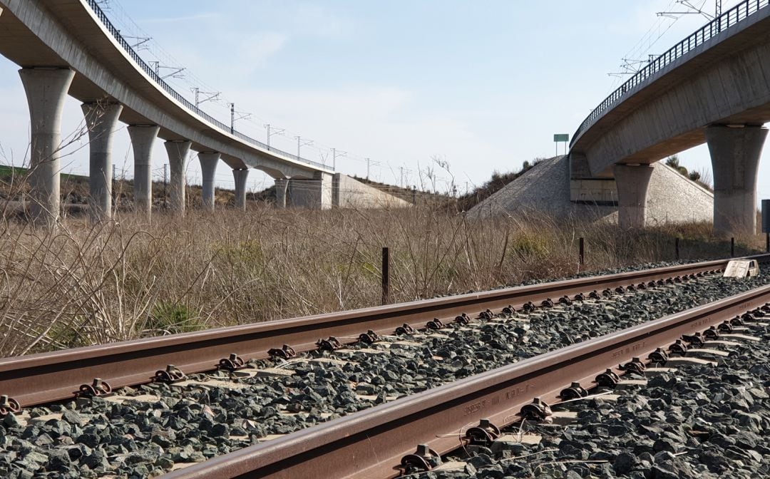 En primer plano se ve la línea convencional de ferrocarril entre Granada y Bobadilla, en las cercanías de la localidad malagueña. Trasversalmente se puede observar la línea AVE entre Granada (que quedaría a la derecha) y Antequesa-Santa Ana (que queda a unos 4 kilómetros a la izquierda de la imagen. Los dos viaductos portan las vías AVE del &#039;bypass&#039; de alta velocidad Málaga. A la izquierda, el sentido Granada-Málaga y, a la derecha, la unión del &#039;bypass&#039; con la vía hacia Granada