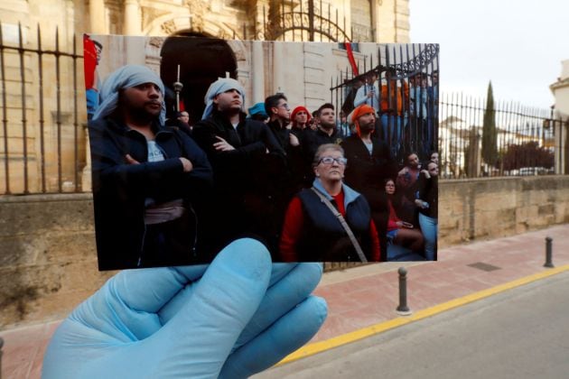 Foto de penitentes de la hermandad &quot;Huerto&quot; tomada en abril de 2019, frente a la calle vacía de la procesión en 2020.