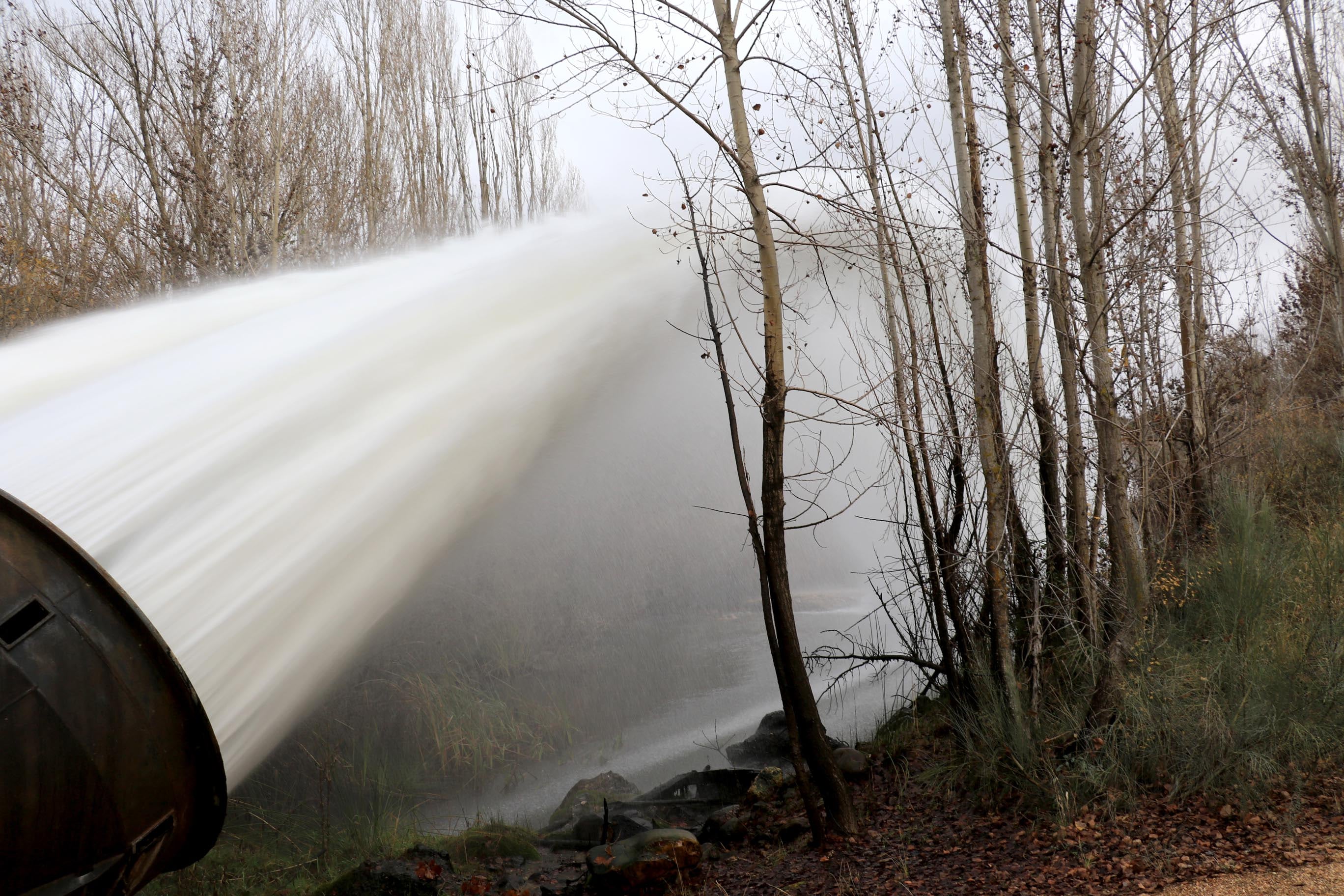 Beleña desembalsando agua por uno de sus aliviaderos