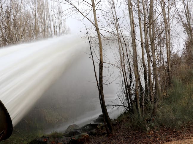 Beleña desembalsando agua por uno de sus aliviaderos