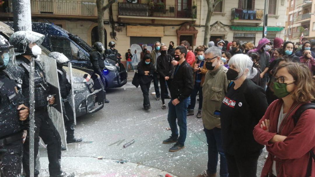Els diputats de la CUP Carles Riera, Dolors Sabater i Eulàlia Reguant davant dels agents dels Mossos per evitar el desnonament