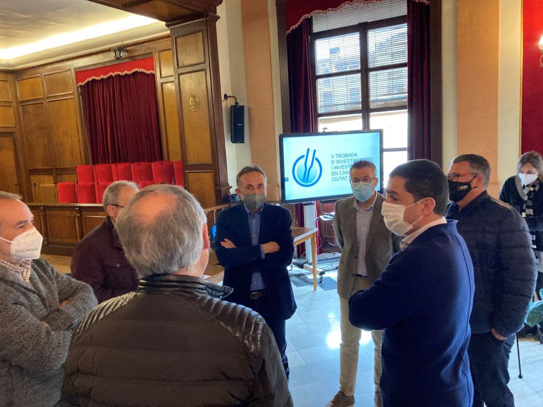 Los participantes en la rueda de prensa conversan antes de la presentación ante los periodistas de encuentro