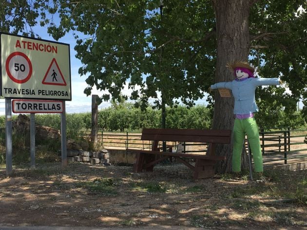 Un espantapájaros saluda a los visitantes y vecinos a la entrada de Torrellas (Zaragoza)