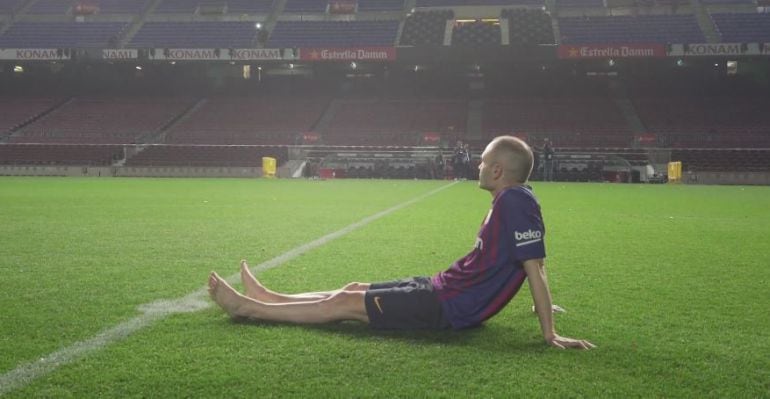 Iniesta, sentado descalzo con el Camp Nou vacío en su adiós al Barcelona.