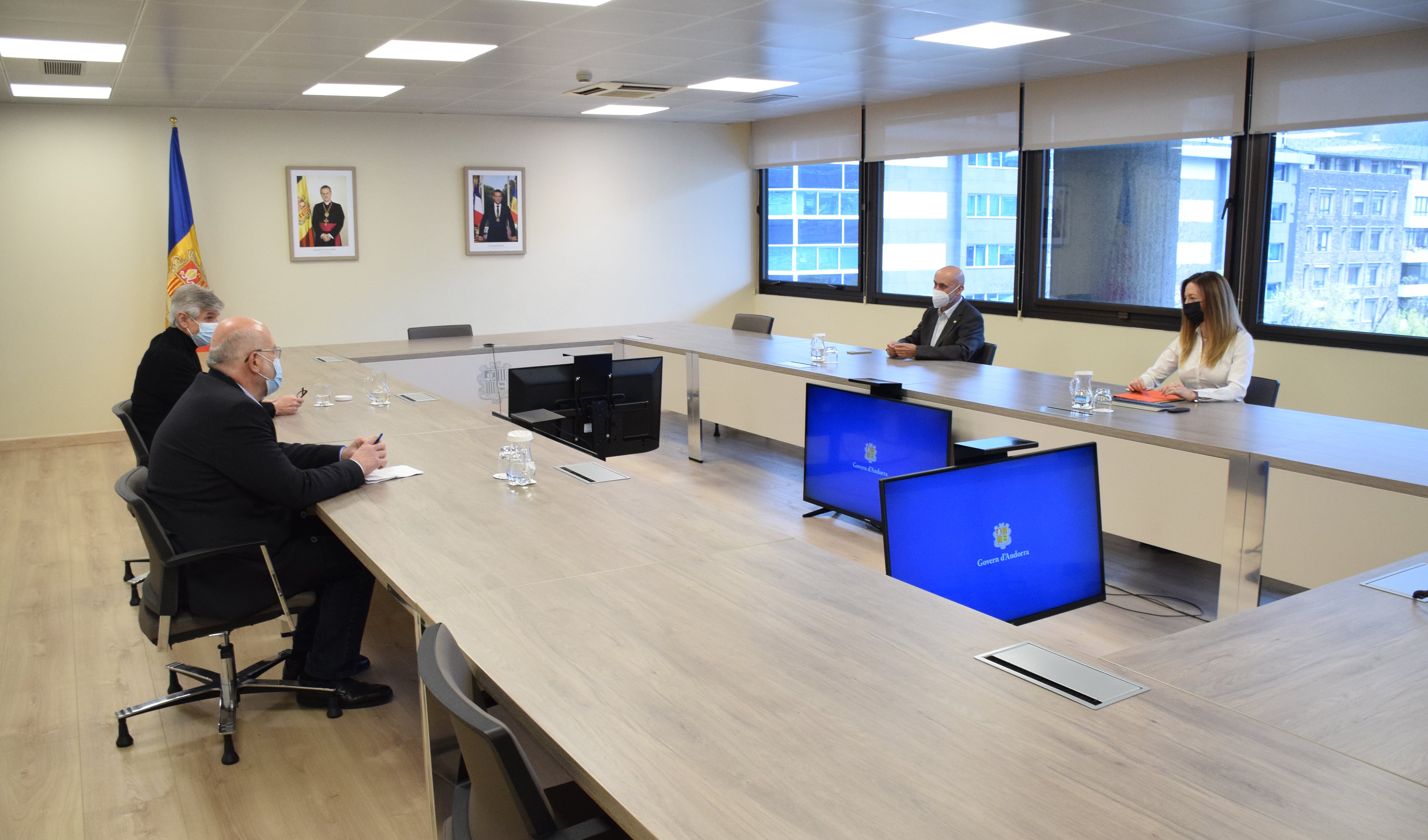 Un moment de la trobada que s&#039;ha celebrat aquest dissabte entre el ministre i la secretària d&#039;Estat de Salut, Joan Martínez Benazet i Helena Mas, i el conseller de Salut de la Generalitat de Catalunya, Josep Maria Argimon, i el gerent de la Regió Sanitària de l’Alt Pirineu i Aran, Felip Benavent.