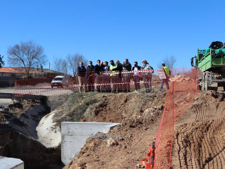 Alcaldes ribereños visitando las obras