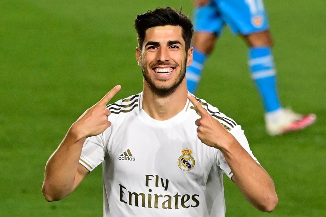 Marco Asensio celebra su gol al Valencia.