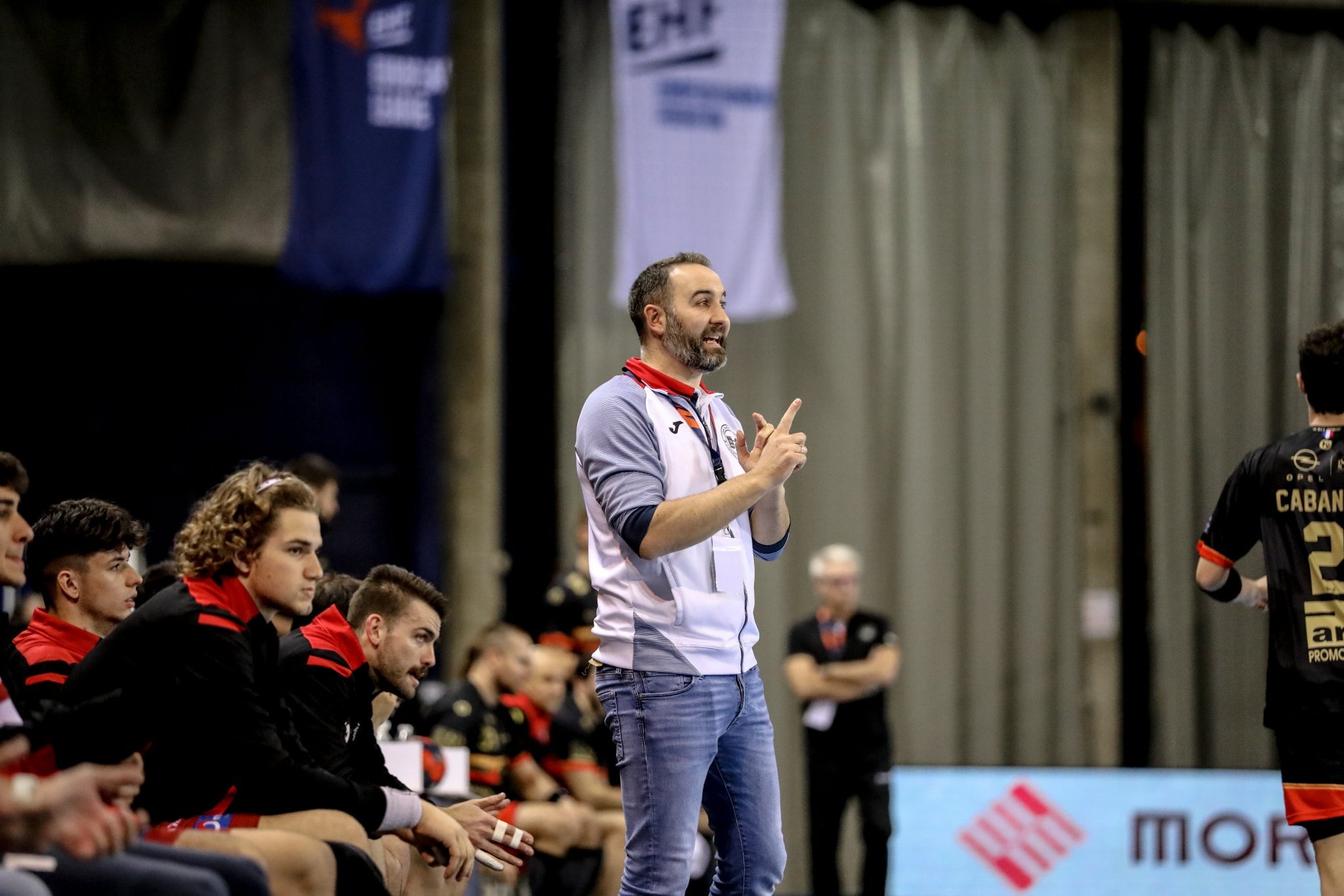 Miguel Ángel Velasco dirige al equipo durante un partido de la Liga Europea de la temporada pasada / BM Ciudad de Logroño