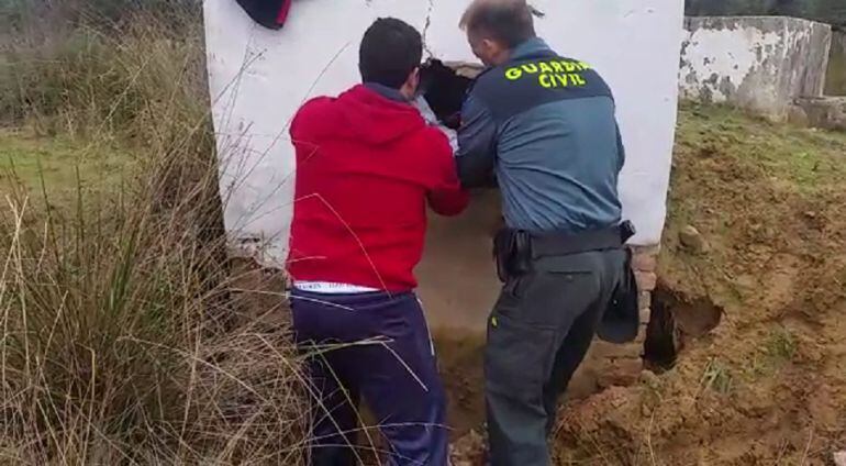 Un veterinario y un agente de la Guardia Civil, en el momento del rescate del animal.