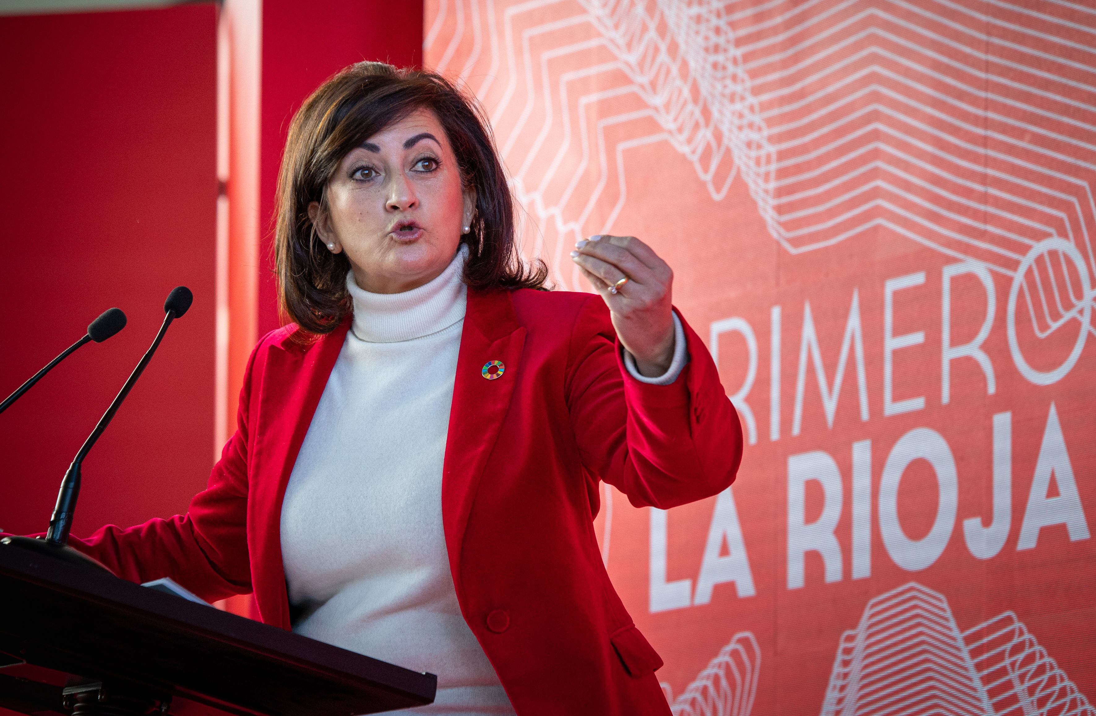 LOGROÑO 05/02/2023.- La secretaria regional y presidenta de La Rioja, Concha Andreu, interviene durante el acto de presentación de candidaturas a alcaldías socialistas de La Rioja de más de 1.000 habitantes, este domingo en el Palacio de Congresos de Logroño. EFE/ Raquel Manzanares