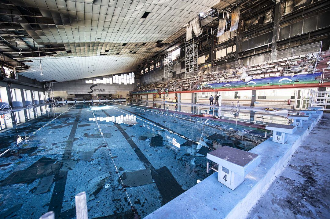 Estat en què es troba la piscina olímpica dels Serradells, força malmesa pel foc del passat novembre