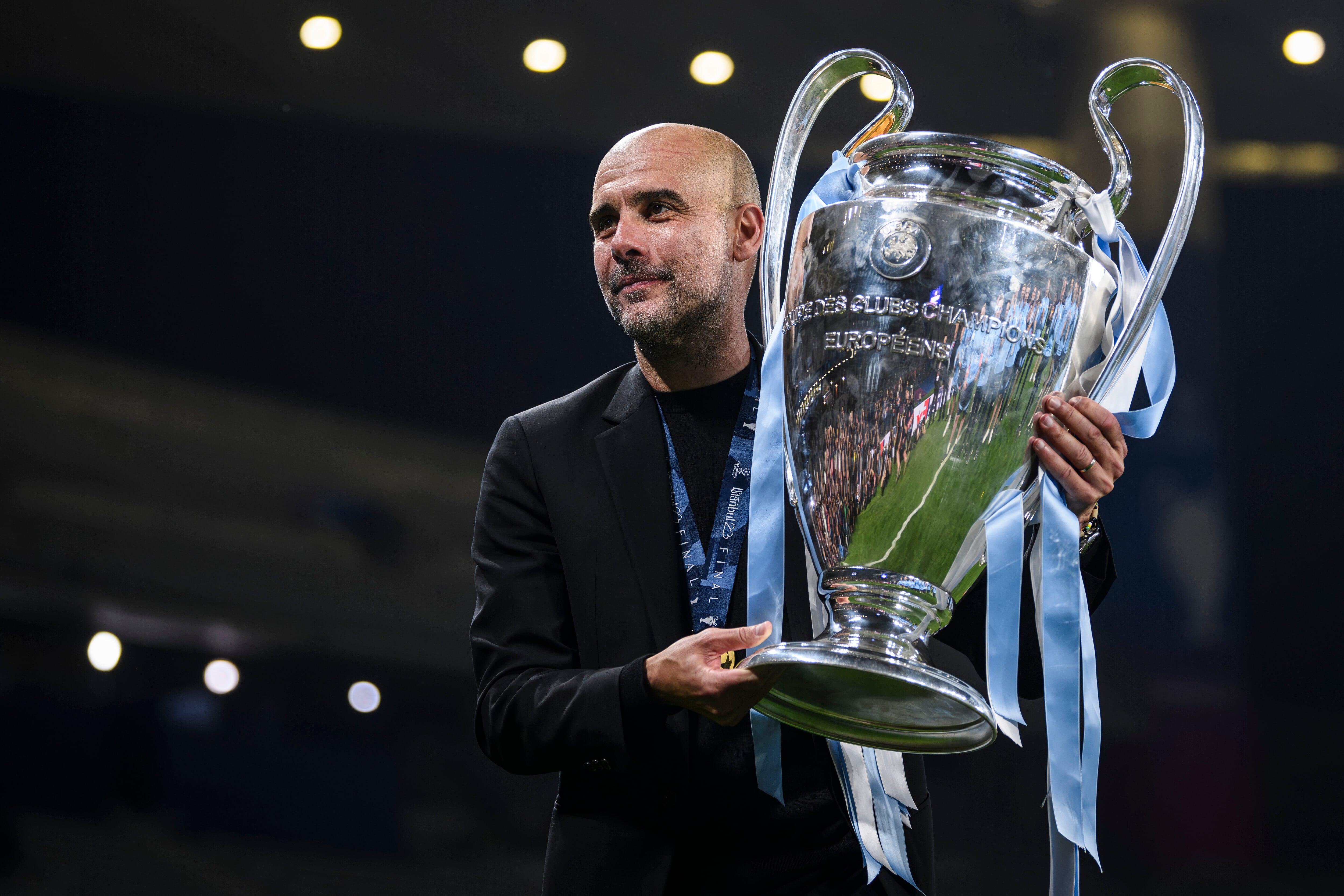 Pep Guardiola, entrenador del Manchester City, con la UEFA Champions League