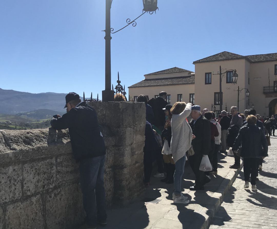 Varios turistas en pleno Puente Nuevo