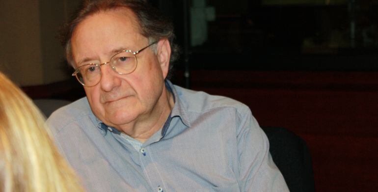 Josep Ramoneda en los estudios de Radio Barcelona