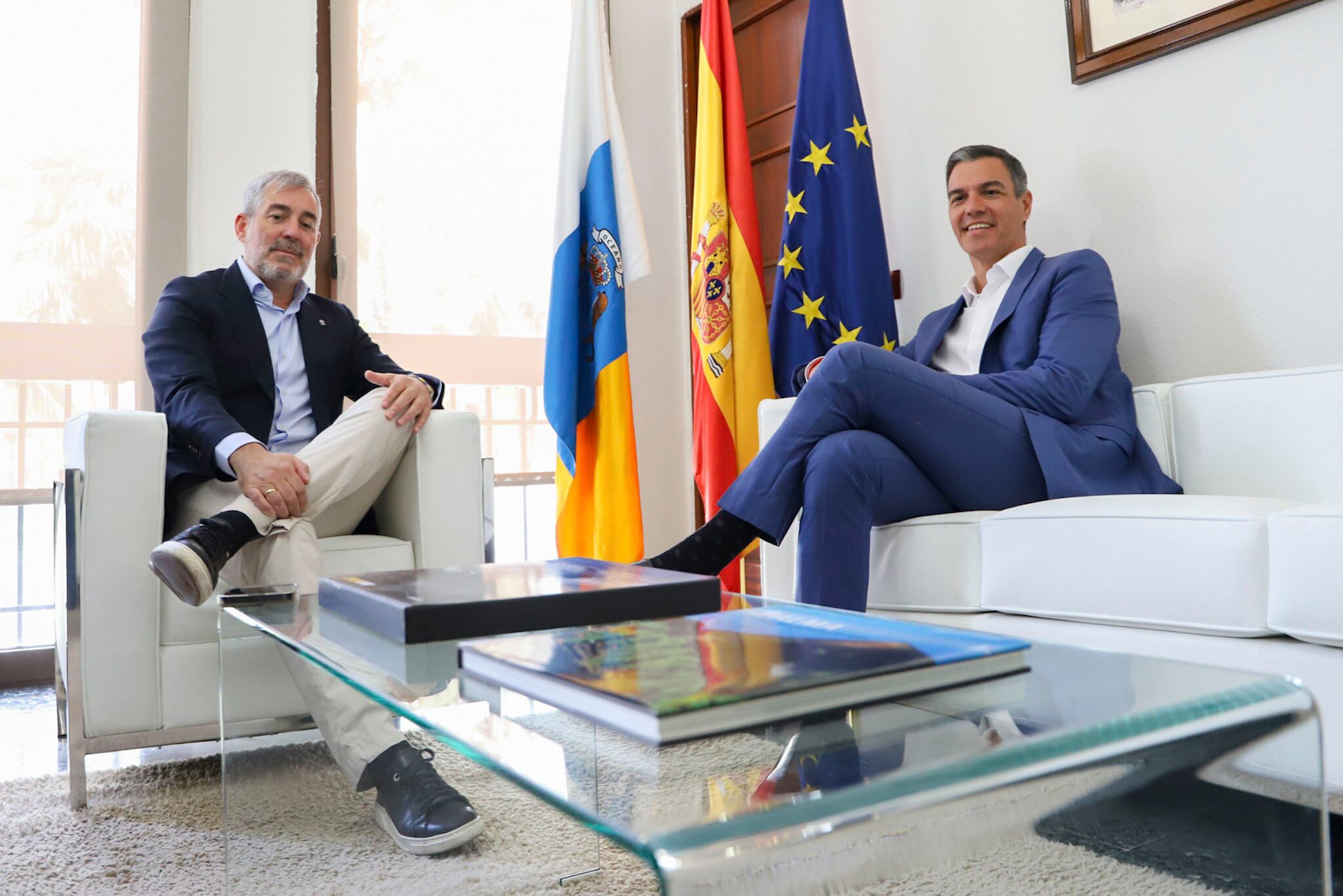 FOTODELDÍA  SANTA CRUZ DE LA PALMA 23/08/2024.- El presidente del Gobierno, Pedro Sánchez (d), durante la reunión que mantuvo este viernes en Santa Cruz de La Palma con el presidente de Canarias, Fernando Clavijo, para tratar el aumento de la llegada de migrantes, la saturación de los centros de acogida y la falta de acuerdo político para el reparto de menores llegados al archipiélago canario.EFE / LUIS G MORERA

