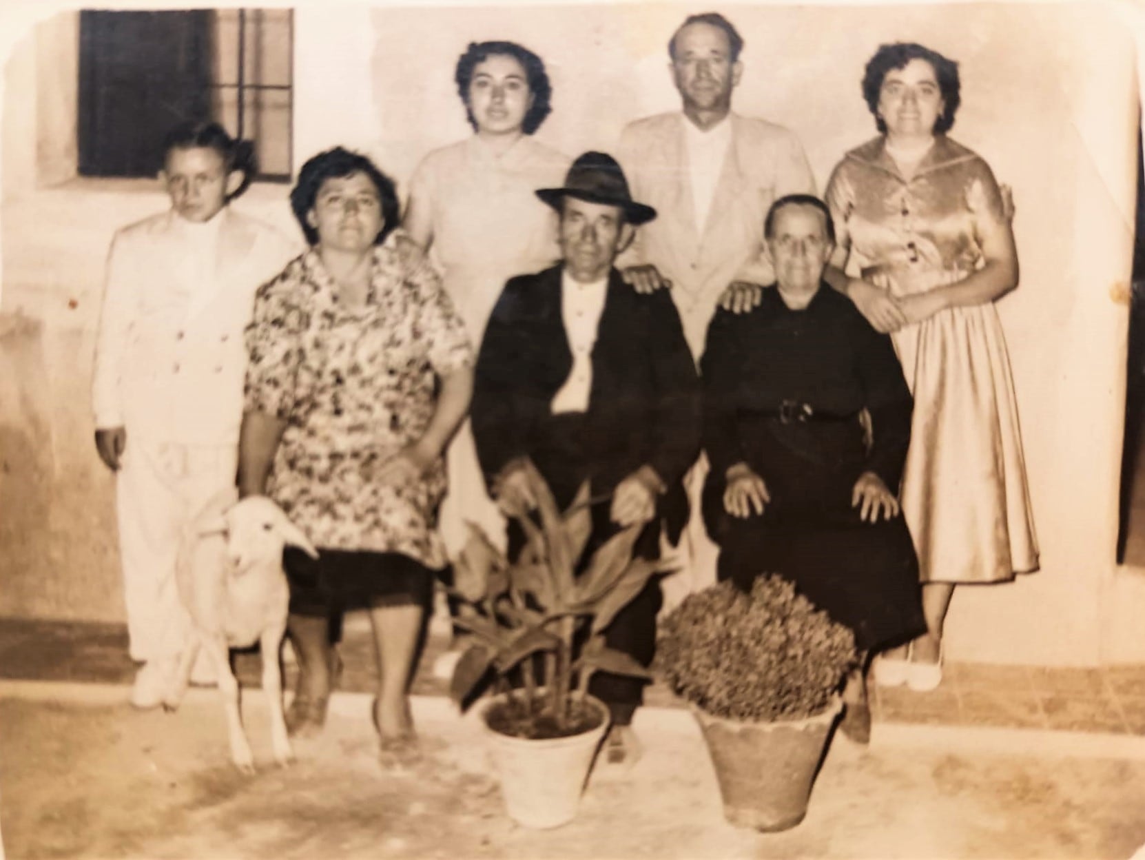 Año 1955. Alfonso junto a su madre, abuelos maternos, tíos y una prima en su casa del Rincón de Tallante. Hoy Rincón de Sumiedo en la Diputación de Campo Nubla. Zona Oeste del Municipio de Cartagena.