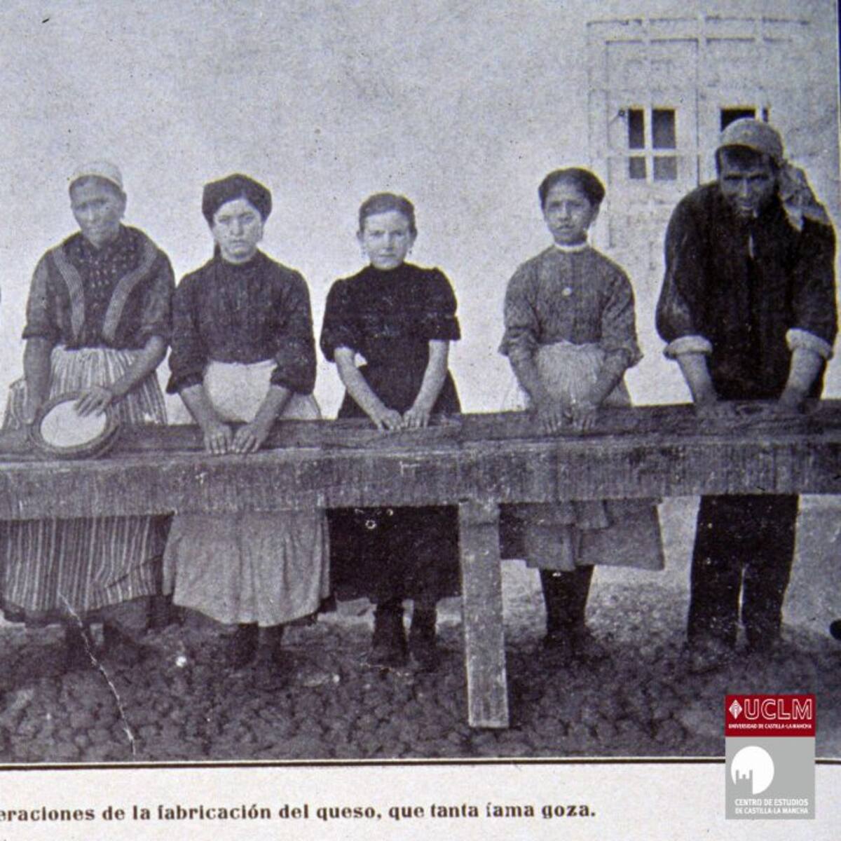 Elaborando queso en el 'entremiso'